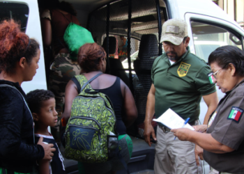 Hallaron más de 100 migrantes hacinados en una casa cerca de la frontera de México con EEUU