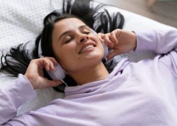 La ciencia lo confirma: escuchar esta canción reduce la ansiedad en un 65%… “como si tomaras medicina”