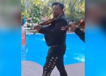VIDEO VIRAL: Mariachi llegó de sorpresa para dar serenata y terminó dentro de una piscina 