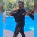 VIDEO VIRAL: Mariachi llegó de sorpresa para dar serenata y terminó dentro de una piscina 
