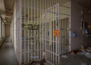 Entró a filmar en una cárcel abandonada y encontró un museo del terror