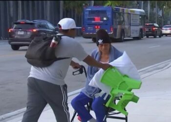 Familia venezolana esperaba ser recibida por alguien en Florida, pero los abandonó y ahora deambula en las calles