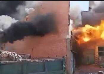 Impresionante VIDEO: momento en que cede parte del galpón durante incendio en La Yaguara