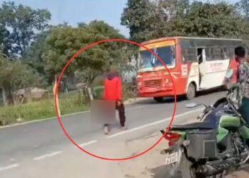 ¡Atroz!, detenido hombre que caminaba en India con una cabeza en la mano y un machete en la otra