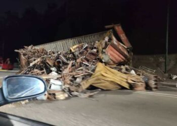 EN IMÁGENES: Se volcó una gandola cargada de chatarra en la Bajada de Tazón este #1Feb