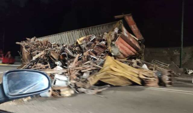 EN IMÁGENES: Se volcó una gandola cargada de chatarra en la Bajada de Tazón este #1Feb