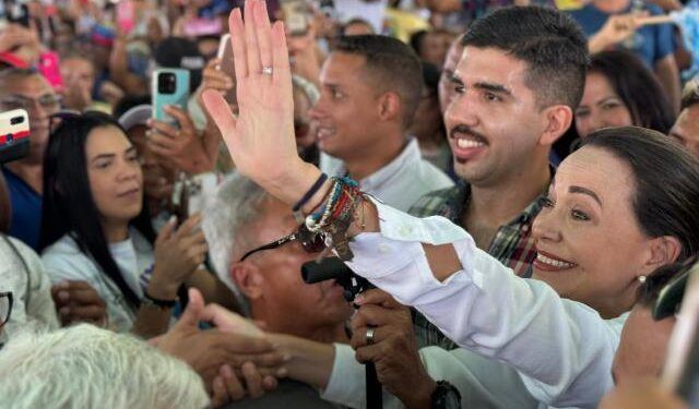 EN IMÁGENES: Cientos de personas recibieron a María Corina en su visita a Calabozo este #1Feb