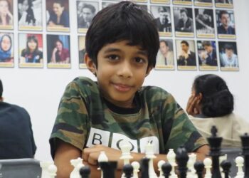 Prodigio del ajedrez de ocho años se convierte en el jugador más joven en vencer a un gran maestro