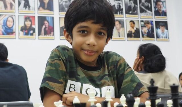 Prodigio del ajedrez de ocho años se convierte en el jugador más joven en vencer a un gran maestro