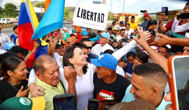 EN FOTOS: el recorrido de María Corina Machado por Boca de Uchire este #20Feb