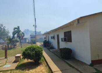 Imágenes: una escuela Fe y Alegría en peligro debido a devastador incendio en Zulia