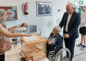Una anciana de 111 años, la votante de más edad en las elecciones regionales de Galicia
