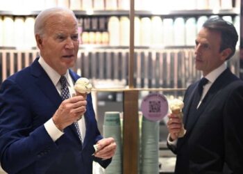 Surrealista: Biden habló sobre el alto al fuego en Gaza mientras se comía un helado (VIDEO)