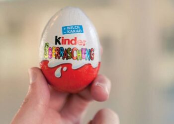 VIRAL: Descubrió que los huevos Kinder esconden una segunda sorpresa que es útil para el celular (VIDEO)
