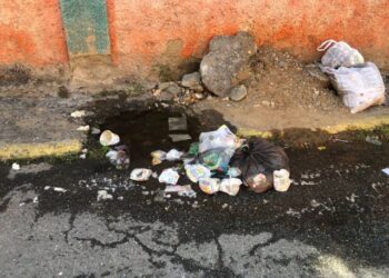 Bote de agua en la comunidad Las Perlas se convirtió en un río que recorre calles de Maiquetía (Imágenes)
