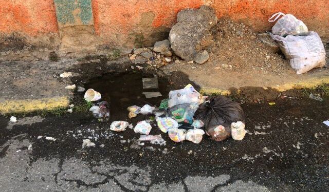 Bote de agua en la comunidad Las Perlas se convirtió en un río que recorre calles de Maiquetía (Imágenes)