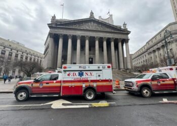 Se derrama polvo blanco de un sobre dirigido al juez Arthur Engoron, quien presidió un caso contra Trump