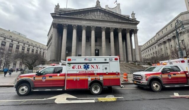 Se derrama polvo blanco de un sobre dirigido al juez Arthur Engoron, quien presidió un caso contra Trump