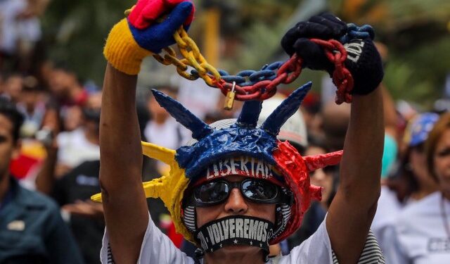 “Elecciones amañadas” y “autoritarismo arraigado”: El declive de la libertad a nivel mundial se acentuó en 2023