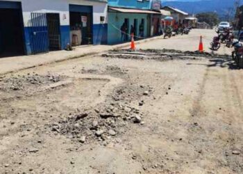 En Morán, vecinos se cansaron de esperar por el chavismo y rehabilitaron calle principal de la parroquia Hilario Luna