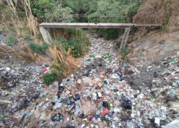 En un peligroso basurero convirtieron canal que divide a Santa Rosa y 23 de Enero en Maracay
