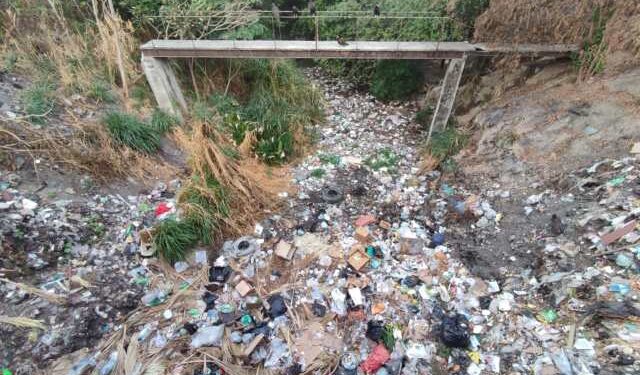 En un peligroso basurero convirtieron canal que divide a Santa Rosa y 23 de Enero en Maracay