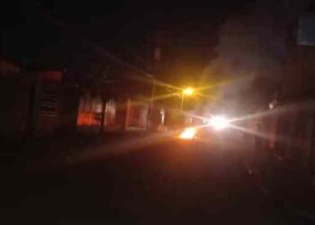Vecinos del barrio 1° de Diciembre de Barinas quemaron cauchos porque “ya no se calan los apagones”