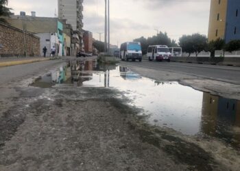 Un criadero de enfermedades: aguas estancadas ponen en riesgo la salud de estudiantes en popular escuela en La Guaira