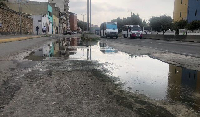 Un criadero de enfermedades: aguas estancadas ponen en riesgo la salud de estudiantes en popular escuela en La Guaira
