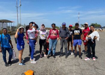 Al menos 80 habitantes de Araya están varados en Cumaná desde hace más de 48 horas debido al mar de fondo
