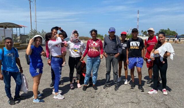 Al menos 80 habitantes de Araya están varados en Cumaná desde hace más de 48 horas debido al mar de fondo