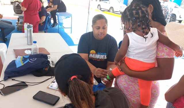 En Lechería usan brazaletes para “evitar que los padres se extravien” en carnavales