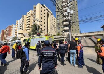 Bomberos controlan incendio en residencias en Lechería: No se reportan heridos