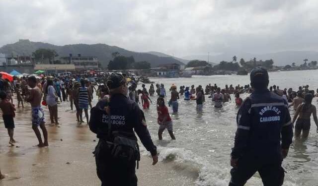 Desalojaron a turistas de playas de Puerto Cabello por mar de fondo