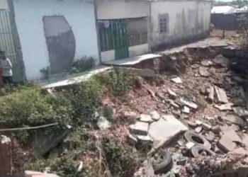 Por causa de las lluvias se desplomó una casa construida a orilla de un caño en Barinas