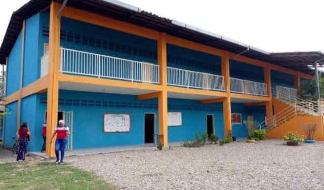 Nidos de palomas obligaron a cerrar al menos 14 aulas de la escuela Juan Pablo II en Barinas