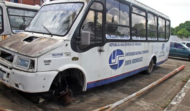 Pocos profesores, sin pupitres y baños destrozados: Así “estudian” en la Universidad Simón Rodríguez en Maturín