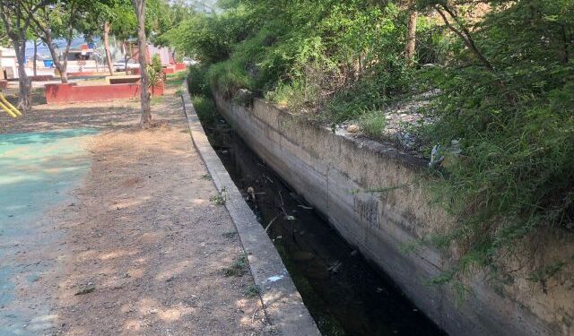Aguas negras y blancas, el insoportable calvario de los vecinos de La Marina en Catia La Mar