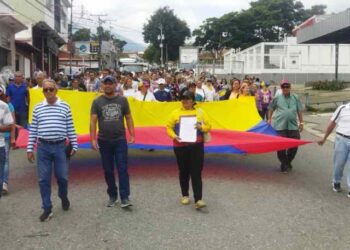 En Tovar no aguantan un apagón más: merideños marcharon hasta Corpoelec para exigir servicio eléctrico