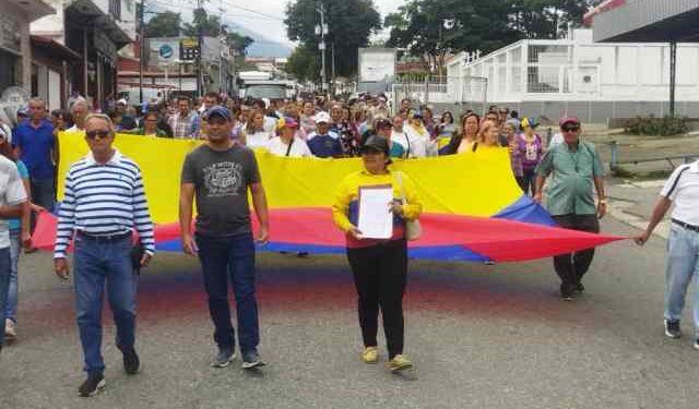 En Tovar no aguantan un apagón más: merideños marcharon hasta Corpoelec para exigir servicio eléctrico