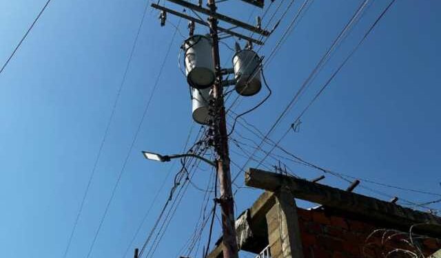 En El Espejo 3 de Barcelona, la única luz que brilla es la de la alcaldesa… pero por su ausencia