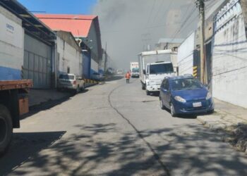 Voraz incendio dentro de un galpón que guarda combustible en La Yaguara (Video)