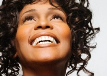 Whitney Houston: el hombre y la mujer que se disputaron su amor y una carrera desenfrenada en el consumo de drogas