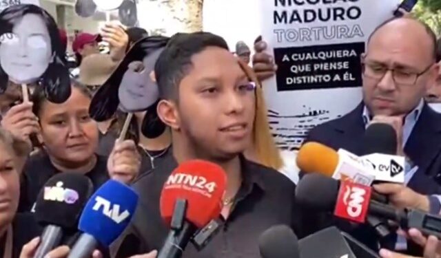 Estudiante John Álvarez protesta por la libertad de Rocío San Miguel (Video)