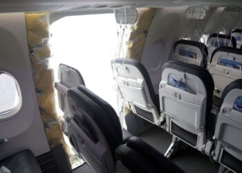 Revelan un detalle inquietante de la pieza del Boeing de Alaska Airlines que se soltó en pleno vuelo