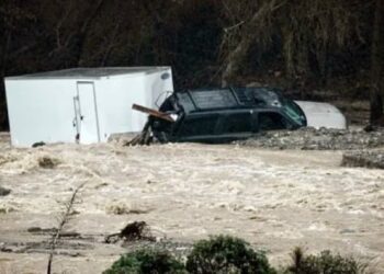 El dramático rescate de un hombre que intentaba salvar a su perro durante las inundaciones en California (VIDEO)