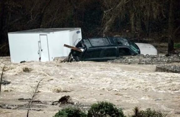 El dramático rescate de un hombre que intentaba salvar a su perro durante las inundaciones en California (VIDEO)