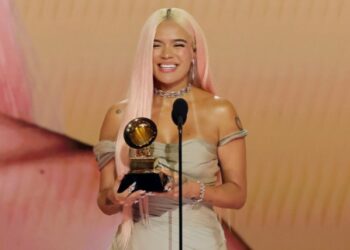 El emotivo mensaje que envió Karol G a sus fans venezolanos desde la alfombra roja de los Grammy (VIDEO)