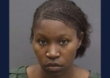 Mujer terminó en una prisión de Florida por hacer que su hijo le diera correazos a su hermano pequeño