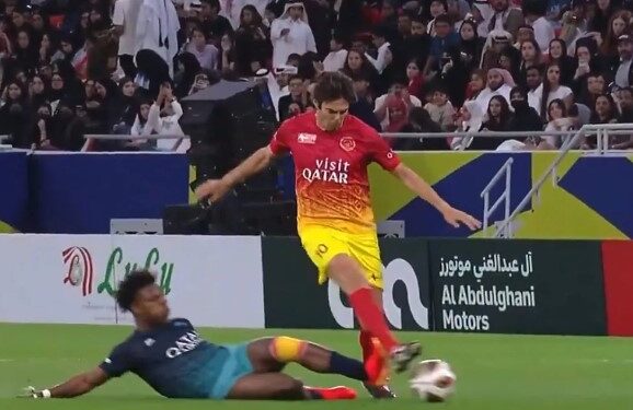 Streamer Speed casi “rompe” a Kaká con falta criminal en un partido benéfico en Catar (VIDEO)